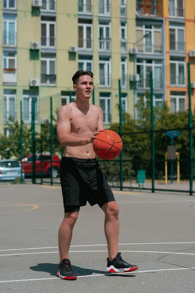 Young Guy Plays Basketball Basketball Court Throws Ball Ring Doing — Stockfoto