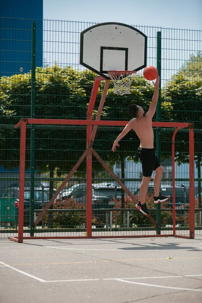 Giovane Ragazzo Gioca Basket Sul Campo Basket Lancia Palla Sul — Foto Stock