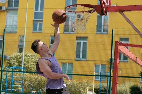 Mladík Hraje Basketbal Basketbalovém Hřišti Hodí Míč Ringu Sportuje Zdravé — Stock fotografie