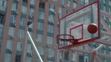 Genç adam basketbol sahasında basketbol oynuyor. Topu ringe fırlattı. Spor yapıyorum. sağlıklı vücut ve sağlıklı yaşam tarzı