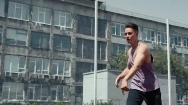 Genç adam basketbol sahasında basketbol oynuyor. Topu ringe fırlattı. Spor yapıyorum. sağlıklı vücut ve sağlıklı yaşam tarzı