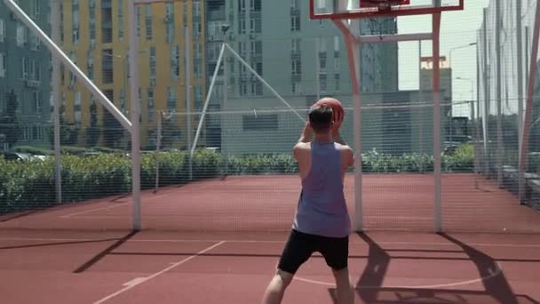 Young Guy Plays Basketball Basketball Court Throws Ball Ring Doing — ストック動画