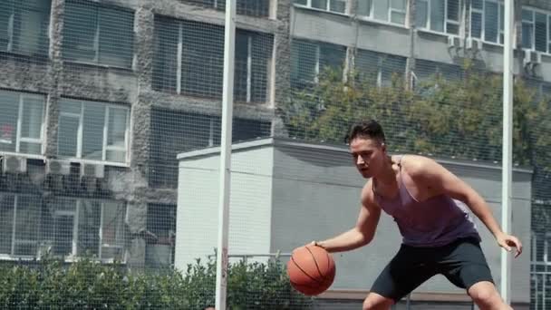 Jovem Joga Basquetebol Campo Basquetebol Atira Bola Para Ringue Praticar — Vídeo de Stock