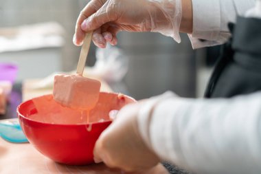 Genç aşçı kız tatlı yapıyor. Tatlı ve kek pişirir. Boşlukları doldurur ve meyveleri hazırlar. Pişirme, tatlı, tatlılar, karmaşık pişirme süreçleri.