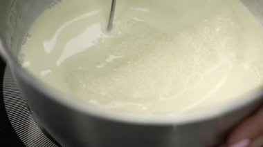 Genç aşçı kız tatlı yapıyor. Tatlı ve kek pişirir. Boşlukları doldurur ve meyveleri hazırlar. Pişirme, tatlı, tatlılar, karmaşık pişirme süreçleri.