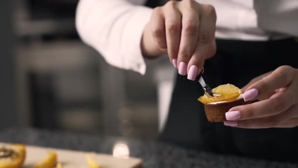 Jonge Chef Kok Maakt Desserts Bakt Snoep Gebak Maakt Losse — Stockvideo