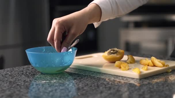 Jonge Chef Kok Maakt Desserts Bakt Snoep Gebak Maakt Losse — Stockvideo