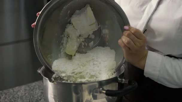 Jovem Chef Faz Sobremesas Faz Doces Bolos Faz Espaços Branco — Vídeo de Stock