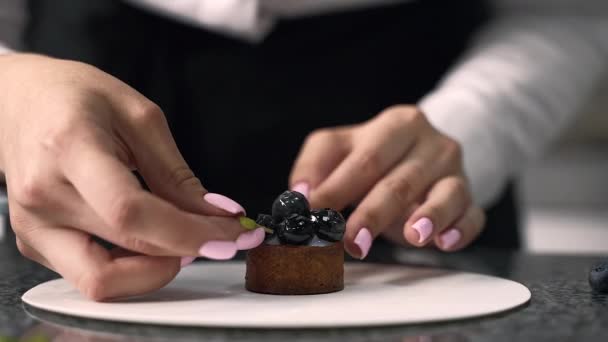 Jeune Fille Chef Fait Des Desserts Fait Des Bonbons Des — Video