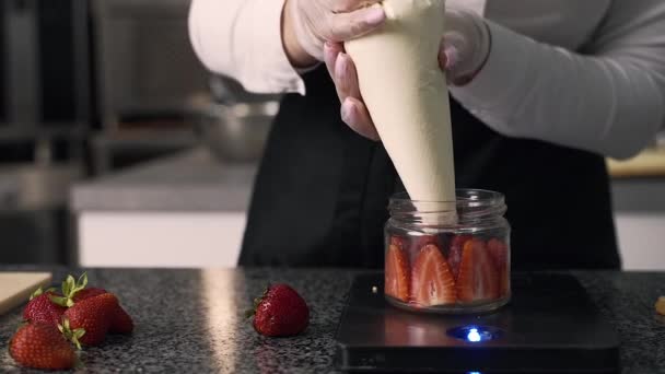 Jovem Chef Faz Sobremesas Faz Doces Bolos Faz Espaços Branco — Vídeo de Stock