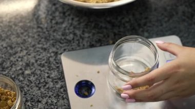 Genç aşçı kız tatlı yapıyor. Tatlı ve kek pişirir. Boşlukları doldurur ve meyveleri hazırlar. Pişirme, tatlı, tatlılar, karmaşık pişirme süreçleri.