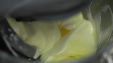 Genç aşçı kız tatlı yapıyor. Tatlı ve kek pişirir. Boşlukları doldurur ve meyveleri hazırlar. Pişirme, tatlı, tatlılar, karmaşık pişirme süreçleri.