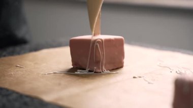 Genç aşçı kız tatlı yapıyor. Tatlı ve kek pişirir. Boşlukları doldurur ve meyveleri hazırlar. Pişirme, tatlı, tatlılar, karmaşık pişirme süreçleri.