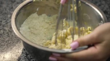 Genç aşçı kız tatlı yapıyor. Tatlı ve kek pişirir. Boşlukları doldurur ve meyveleri hazırlar. Pişirme, tatlı, tatlılar, karmaşık pişirme süreçleri.