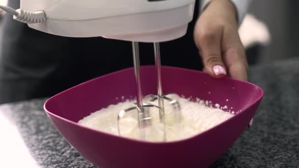 年轻的女厨师做甜点 烘焙糖果和蛋糕 制作空的 并准备水果来充填 复杂烹调工艺 — 图库视频影像