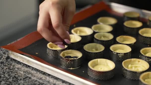 Joven Cocinera Hace Postres Hornea Dulces Pasteles Hace Espacios Blanco — Vídeo de stock