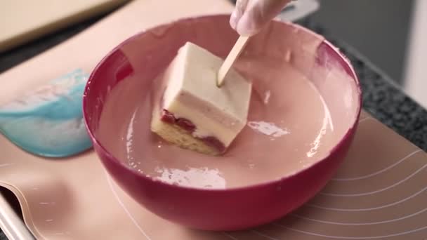 Jeune Fille Chef Fait Des Desserts Fait Des Bonbons Des — Video