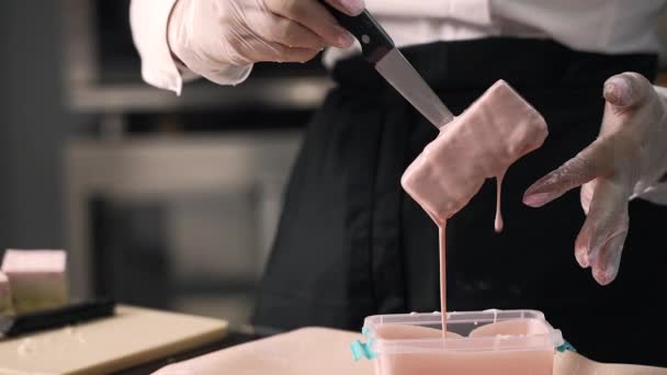 Jovem Chef Faz Sobremesas Faz Doces Bolos Faz Espaços Branco — Vídeo de Stock