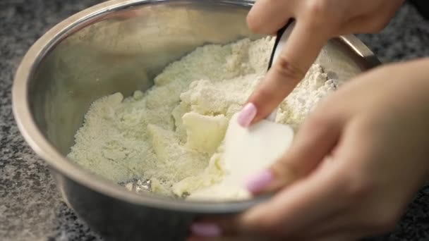 年轻的女厨师做甜点 烘焙糖果和蛋糕 制作空的 并准备水果来充填 复杂烹调工艺 — 图库视频影像