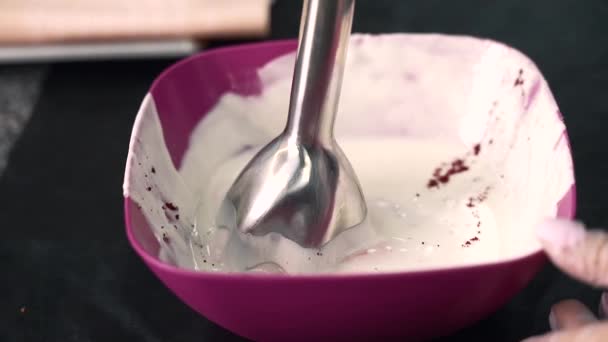 Jeune Fille Chef Fait Des Desserts Fait Des Bonbons Des — Video