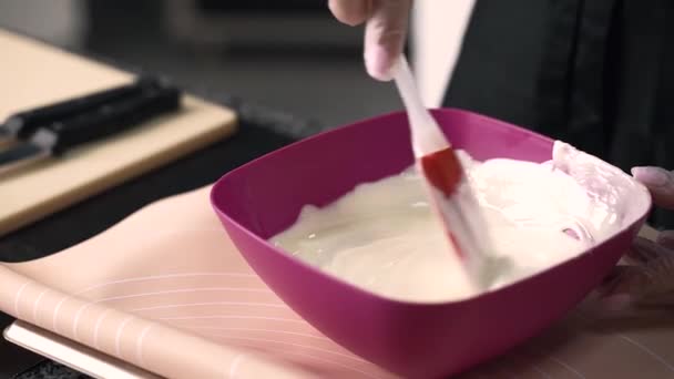 Joven Cocinera Hace Postres Hornea Dulces Pasteles Hace Espacios Blanco — Vídeo de stock