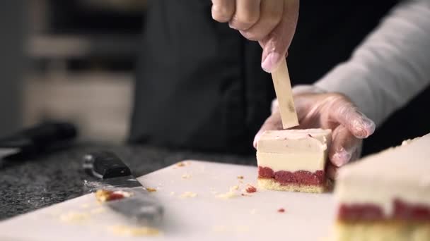 요리사가 디저트를 만들죠 케이크도 만들고 충전재로 과일을 빵굽기 디저트 — 비디오
