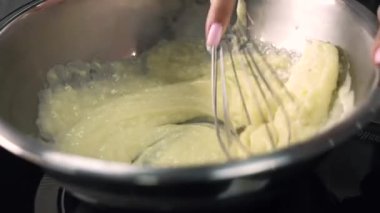 Genç aşçı kız tatlı yapıyor. Tatlı ve kek pişirir. Boşlukları doldurur ve meyveleri hazırlar. Pişirme, tatlı, tatlılar, karmaşık pişirme süreçleri.