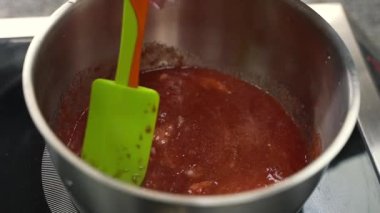 Genç aşçı kız tatlı yapıyor. Tatlı ve kek pişirir. Boşlukları doldurur ve meyveleri hazırlar. Pişirme, tatlı, tatlılar, karmaşık pişirme süreçleri.