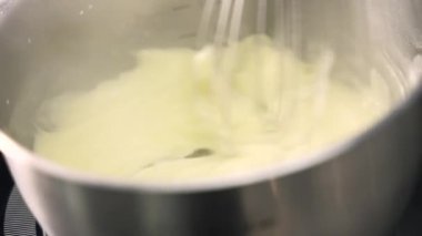 Genç aşçı kız tatlı yapıyor. Tatlı ve kek pişirir. Boşlukları doldurur ve meyveleri hazırlar. Pişirme, tatlı, tatlılar, karmaşık pişirme süreçleri.