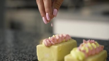 Genç aşçı kız tatlı yapıyor. Tatlı ve kek pişirir. Boşlukları doldurur ve meyveleri hazırlar. Pişirme, tatlı, tatlılar, karmaşık pişirme süreçleri.