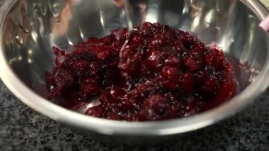 Genç aşçı kız tatlı yapıyor. Tatlı ve kek pişirir. Boşlukları doldurur ve meyveleri hazırlar. Pişirme, tatlı, tatlılar, karmaşık pişirme süreçleri.