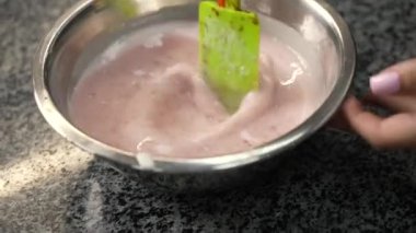 Genç aşçı kız tatlı yapıyor. Tatlı ve kek pişirir. Boşlukları doldurur ve meyveleri hazırlar. Pişirme, tatlı, tatlılar, karmaşık pişirme süreçleri.