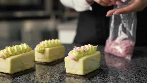 Jovem Chef Faz Sobremesas Faz Doces Bolos Faz Espaços Branco — Vídeo de Stock