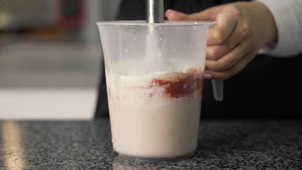 Jovem Chef Faz Sobremesas Faz Doces Bolos Faz Espaços Branco — Vídeo de Stock