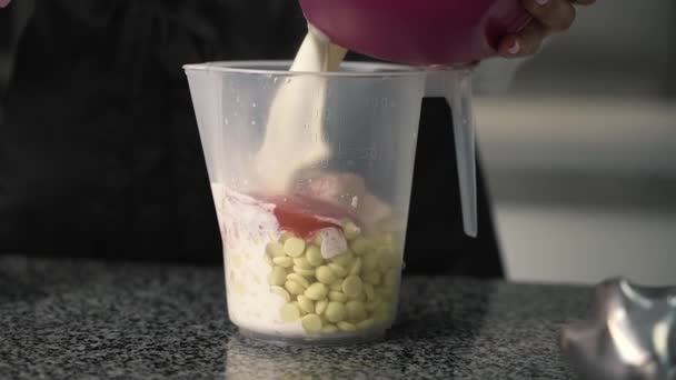 Jonge Chef Kok Maakt Desserts Bakt Snoep Gebak Maakt Losse — Stockvideo