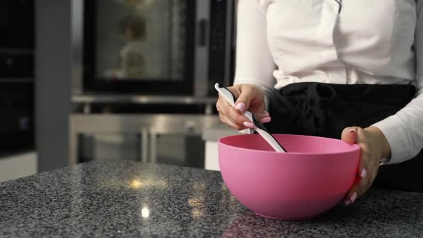 Jovem Chef Faz Sobremesas Faz Doces Bolos Faz Espaços Branco — Vídeo de Stock