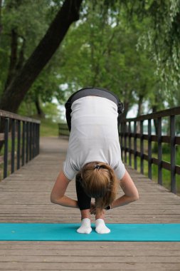 Kız spor için gider, köprüdeki parkta gerinir.