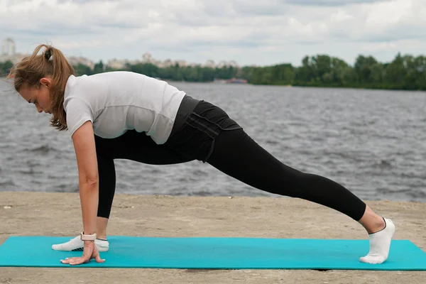 Sports Girl Doing Stretching River — Stock Photo, Image