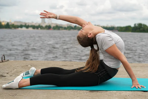 Sport Dziewczyna Robi Rozciąganie Pobliżu Rzeki — Zdjęcie stockowe