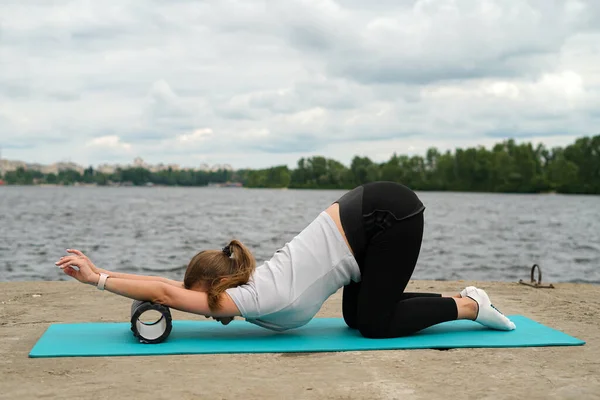 Sports Girl Doing Stretching River — Stock Photo, Image