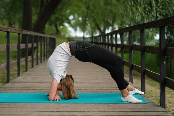 Girl Goes Sports Does Stretching Park Bridge — Stock Photo, Image