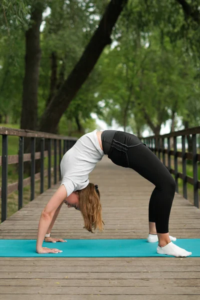 Girl Goes Sports Does Stretching Park Bridge — Stock Photo, Image