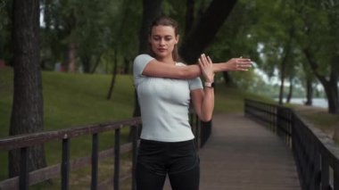 Kız spor için gider, köprüdeki parkta gerinir.