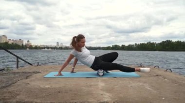 Spor kızı nehir kenarında geriniyor.