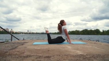 Spor kızı nehir kenarında geriniyor.