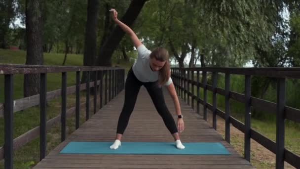 Дівчина Входить Спорт Розтягується Парку Мосту — стокове відео