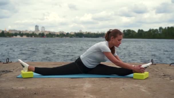 Sports Girl Doing Stretching River — ストック動画