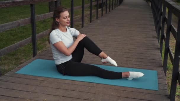 Girl Goes Sports Does Stretching Park Bridge — 비디오