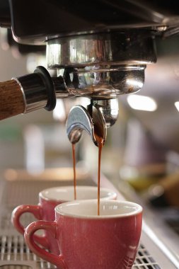 Kahve makinesinde kahve yapma süreci.