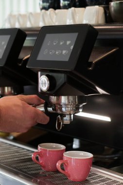 Kahve makinesinde kahve yapma süreci.